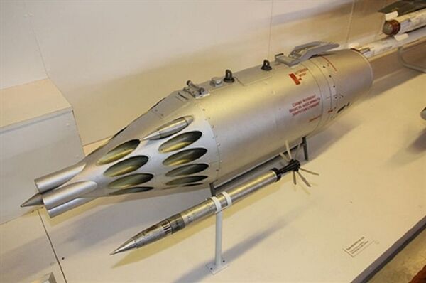 Thùng rocket UB-32-57 và đạn rocket S-5, loại treo dưới cánh chiếc Mi-17 trên Thùng rocket UB-32-57 và đạn rocket S-5, loại treo dưới cánh chiếc Mi-17 trên - Sputnik Việt Nam