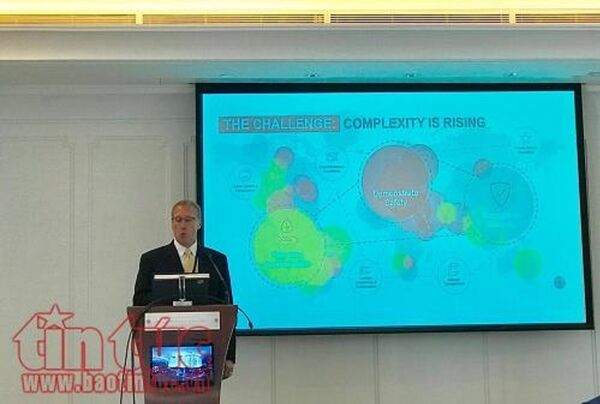 Ông David Wroth, Giám đốc An toàn Công cộng của UL trao đổi với báo chí về chỉ số an toàn tại Việt Nam vào sáng 15/8. - Sputnik Việt Nam