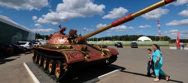 Một loại show-stopper (tiết mục được khán giả vỗ tay tán thưởng rất lâu): xe tăng Liên Xô T-62 được trang trí họa tiết đặc trưng của Khokhloma nổi tiếng của Nga. Một loại show-stopper (tiết mục được khán giả vỗ tay tán thưởng rất lâu): xe tăng Liên Xô T-62 được trang trí họa tiết đặc trưng của Khokhloma nổi tiếng của Nga. - Sputnik Việt Nam