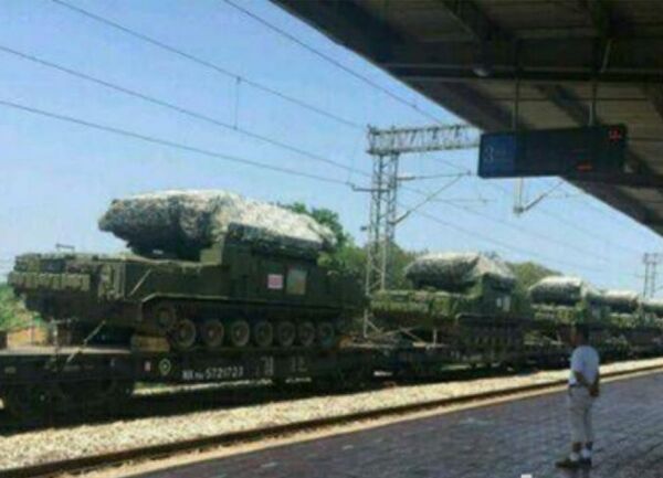 Trung Quốc vận chuyển hệ thống tên lửa phòng không tầm gần HQ-17 và tầm trung HQ-16 đến khu vực Tây Tạng bằng đường sắt. - Sputnik Việt Nam