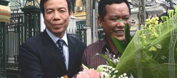 Ông Nguyễn Việt Tiến (trái) nhận hoa từ người thân sau khi Viện KSND Tối cao tuyên bố trắng án. Ông Nguyễn Việt Tiến (trái) nhận hoa từ người thân sau khi Viện KSND Tối cao tuyên bố trắng án. - Sputnik Việt Nam