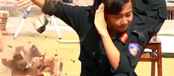 Tự hào: Trung đội nữ đặc nhiệm duy nhất của cảnh sát Việt Nam (Video) - Sputnik Việt Nam