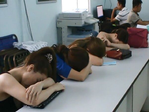 Các người đẹp bán dâm bị cảnh sát bắt quả tang.  - Sputnik Việt Nam