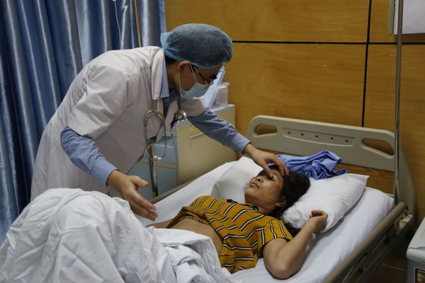 Bác sĩ khám bệnh nhân sốt dengue, tại Bệnh viện Nhi đồng Quốc gia Hà Nội, Việt Nam Bác sĩ khám bệnh nhân sốt dengue, tại Bệnh viện Nhi đồng Quốc gia Hà Nội, Việt Nam - Sputnik Việt Nam