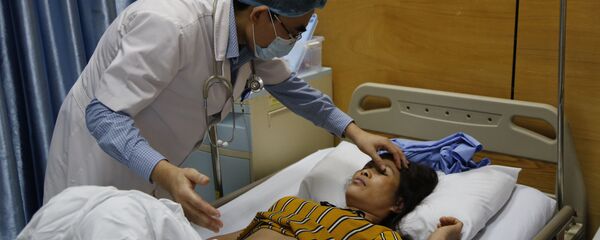 Bác sĩ khám bệnh nhân sốt dengue, tại Bệnh viện Nhi đồng Quốc gia Hà Nội, Việt Nam Bác sĩ khám bệnh nhân sốt dengue, tại Bệnh viện Nhi đồng Quốc gia Hà Nội, Việt Nam - Sputnik Việt Nam