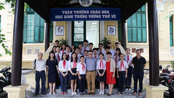 GS Ngô Bảo Châu về thăm trường THCS Trưng Vương nhân dịp kỷ niệm 100 năm thành lập trường - Sputnik Việt Nam