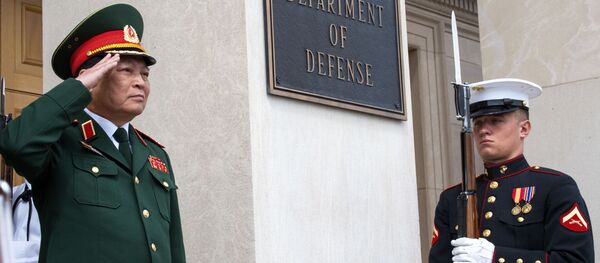 Đại tướng Ngô Xuân Lịch và Bộ trưởng Quốc phòng Mỹ James Mattis - Sputnik Việt Nam