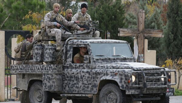 Lebanese army special forces patrol near the area militants ambushed Lebanese soldiers, in Ras Baalbek town, eastern Lebanon, Wednesday, Dec. 3, 2014 - Sputnik Việt Nam