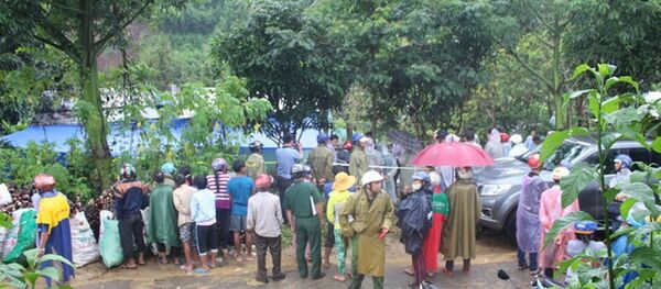 Hàng trăm người dân vây quanh hiện trường sau vụ nổ kinh hoàng khiến 6 người chết Hàng trăm người dân vây quanh hiện trường sau vụ nổ kinh hoàng khiến 6 người chết - Sputnik Việt Nam