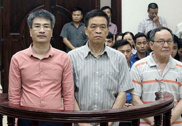 Giang Kim Đạt (bìa trái) cùng các bị cáo nghe tòa tuyên án Giang Kim Đạt (bìa trái) cùng các bị cáo nghe tòa tuyên án - Sputnik Việt Nam