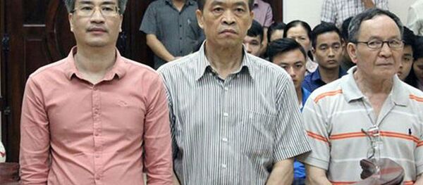 Giang Kim Đạt (bìa trái) cùng các bị cáo nghe tòa tuyên án - Sputnik Việt Nam