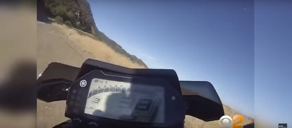 Tay đua mô tô tự quay cảnh bị rơi từ vách đá Tay đua mô tô tự quay cảnh bị rơi từ vách đá - Sputnik Việt Nam