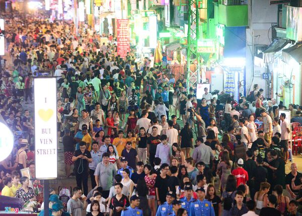 Tối 20/8, lãnh đạo TP.HCM cắt băng khai trương tuyến phố đi bộ Bùi Viện. Hàng nghìn người sớm đổ về tham quan, vui chơi. Đây cũng là tuyến phố đi bộ thứ 2 của thành phố. - Sputnik Việt Nam