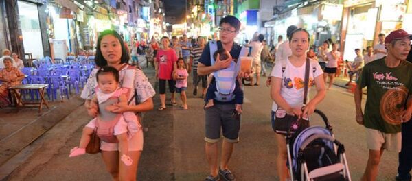 Du khách thong thả đi bộ trên Phố đi bộ Bùi Viện tối 20-8 - Sputnik Việt Nam