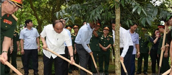 Thủ tướng Nguyễn Xuân Phúc trồng cây lưu niệm tại Khu Di tích K9 Ảnh - Sputnik Việt Nam