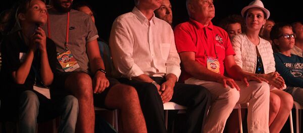 Vladimir Putin đến thăm liên hoan âm nhạc Koktebel Jazz Party tại Crưm Vladimir Putin đến thăm liên hoan âm nhạc Koktebel Jazz Party tại Crưm - Sputnik Việt Nam