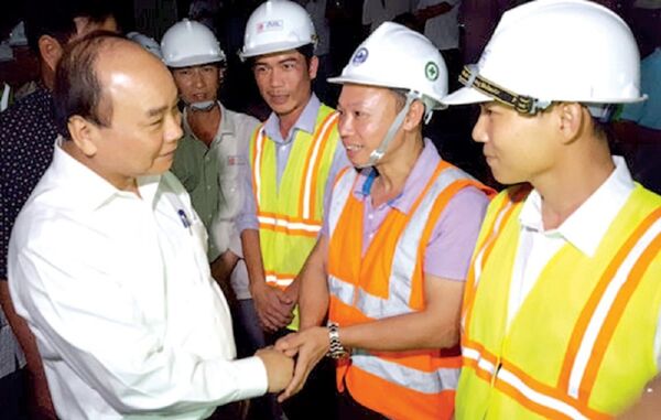 Thủ tướng Nguyễn Xuân Phúc kiểm tra công trình thi công hầm Đèo Cả và động viên kỹ sư, công nhân thi công hầm năm 2016 - Sputnik Việt Nam