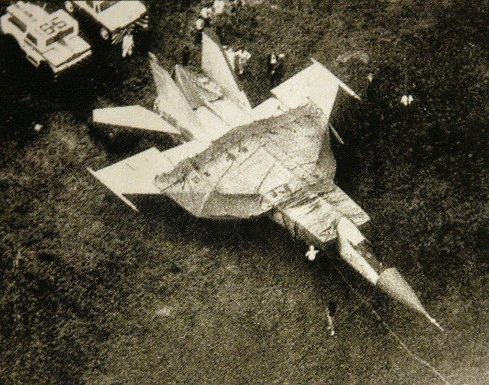 Nhân viên sân bay Nhật Bản giấu Máy bay chiến đấu Liên Xô Mig-25 - Sputnik Việt Nam, 1920, 09.12.2024