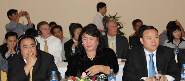 Bà Phan Thị Phương Thảo - chủ tịch HĐQT tập đoàn Khang Thông (ở giữa). Bà Phan Thị Phương Thảo - chủ tịch HĐQT tập đoàn Khang Thông (ở giữa). - Sputnik Việt Nam