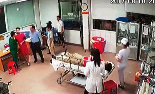 Người đàn ông còn hành hung cả điều dưỡng của Khoa cấp cứu (Ảnh cắt từ Camera an ninh BV) - Sputnik Việt Nam