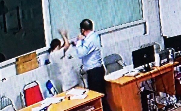 Bác sỹ Minh bị người đàn ông chửi bới rồi tát vào mặt. (Ảnh cắt từ Camera an ninh BV) - Sputnik Việt Nam