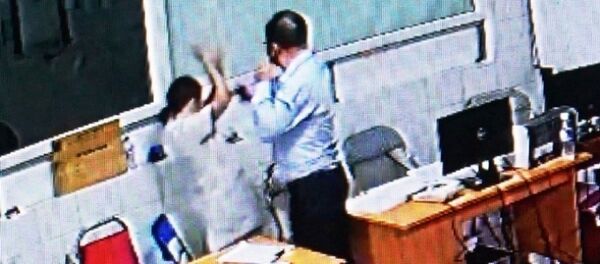 Bác sỹ Minh bị người đàn ông chửi bới rồi tát vào mặt. (Ảnh cắt từ Camera an ninh BV) - Sputnik Việt Nam