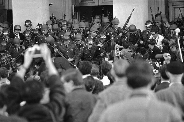 quân cảnh và cảnh sát Mỹ đàn áp người dân Mỹ biểu tình chống chiến tranh quân cảnh và cảnh sát Mỹ đàn áp người dân Mỹ biểu tình chống chiến tranh - Sputnik Việt Nam