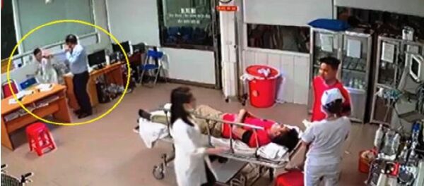 Người đàn ông áo sáng màu có hành vi đánh bác sĩ - Sputnik Việt Nam