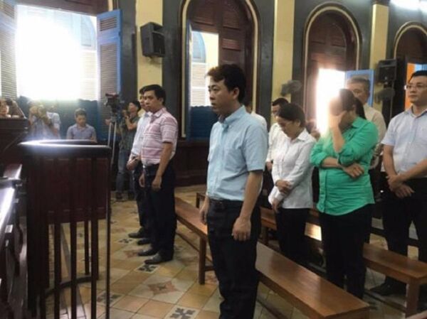 Bị cáo Hùng và bị cáo Cường (áo sọc) đang nghe VKS luận tội Bị cáo Hùng và bị cáo Cường (áo sọc) đang nghe VKS luận tội - Sputnik Việt Nam