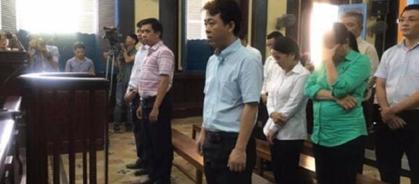 Bị cáo Hùng và bị cáo Cường (áo sọc) đang nghe VKS luận tội - Sputnik Việt Nam