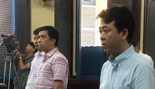 Bị cáo Hùng và bị cáo Cường (áo sọc) đang nghe VKS luận tội Bị cáo Hùng và bị cáo Cường (áo sọc) đang nghe VKS luận tội - Sputnik Việt Nam