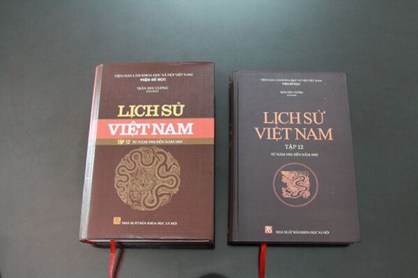 Tập 12 của bộ Lịch sử Việt Nam, bên trái là sách tái bản, bên phải là sách xuất bản lần đầu năm 2013 - Sputnik Việt Nam