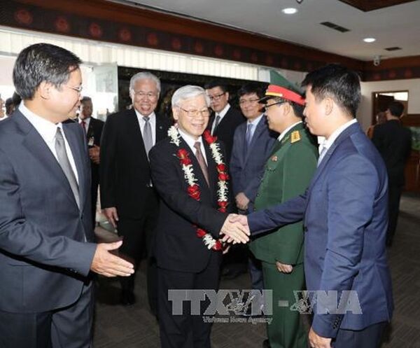 Cán bộ, nhân viên Đại sứ quán và Phái đoàn Việt Nam tại ASEAN, đại diện cộng đồng và doanh nghiệp Việt Nam đón Tổng Bí thư Nguyễn Phú Trọng. - Sputnik Việt Nam