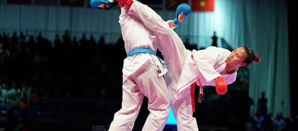 Nguyễn Thị Hồng Anh (đai đỏ) đã xuất sắc đoạt chiếc HCV quý giá cho karatedo Việt Nam - Sputnik Việt Nam