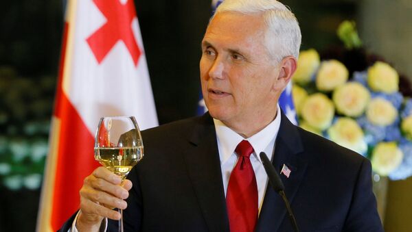 Mike Pence và rượu - Sputnik Việt Nam