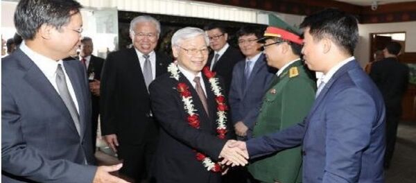 Cán bộ, nhân viên Đại sứ quán và Phái đoàn Việt Nam tại ASEAN, đại diện cộng đồng và doanh nghiệp Việt Nam đón Tổng Bí thư Nguyễn Phú Trọng tại sân bay Quốc tế Soekarno- Hatta. - Sputnik Việt Nam