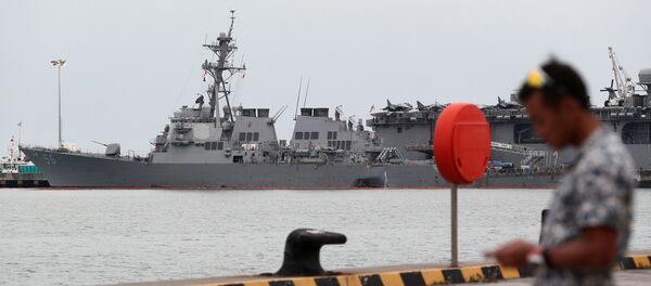 The damaged USS John McCain and the USS America are docked at Changi Naval Base in Singapore August 22, 2017 - Sputnik Việt Nam