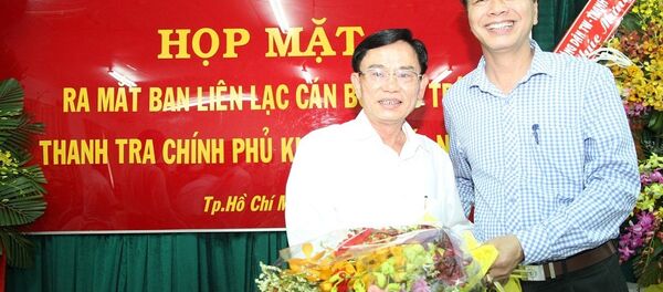 Tiến sỹ Nguyễn Thanh Hải, Tổng Biên tập Báo Thanh tra tặng hoa chúc mừng nguyên Phó Tổng Thanh tra Chính phủ Nguyễn Chiến Bình, Trưởng Ban Liên lạc - Sputnik Việt Nam