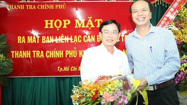 Tiến sỹ Nguyễn Thanh Hải, Tổng Biên tập Báo Thanh tra tặng hoa chúc mừng nguyên Phó Tổng Thanh tra Chính phủ Nguyễn Chiến Bình, Trưởng Ban Liên lạc - Sputnik Việt Nam