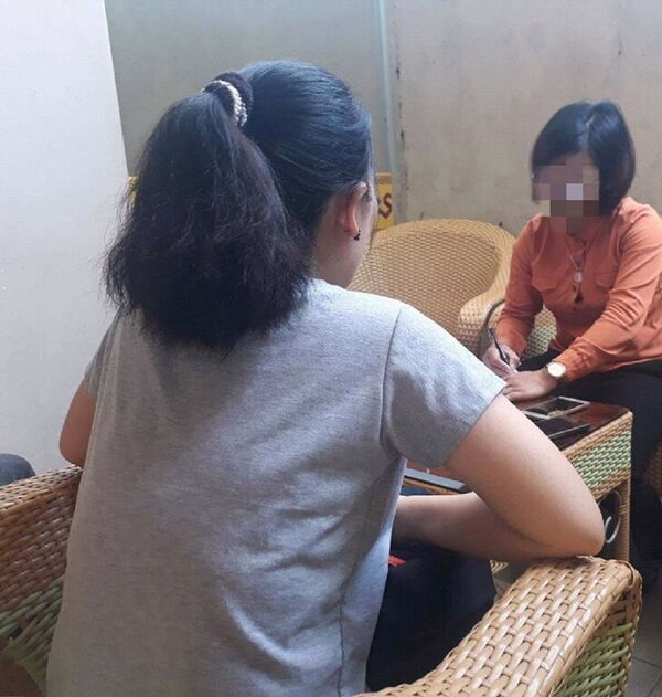 Bà T. (áo xám) tố bị Phó Hiệu trưởng uy hiếp tinh thần nhiều lần - Sputnik Việt Nam