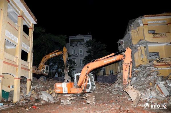 Vào thời điểm xảy ra sự cố, các máy xúc bên trong công trường vẫn đang hoạt động. - Sputnik Việt Nam