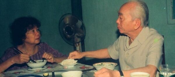 Bữa cơm của 2 vợ chồng Đại tướng do Đại tá Trần Hồng chụp - Sputnik Việt Nam