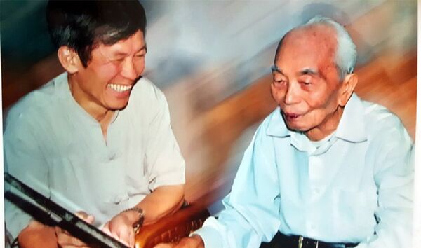 Đại tướng và nhà báo Trần Hồng Đại tướng và nhà báo Trần Hồng - Sputnik Việt Nam