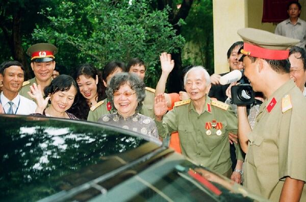 Đại tướng tiễn đoàn Tổng thống Venezuela Hugo Chavez. Ảnh chụp tháng 7/2006 Đại tướng tiễn đoàn Tổng thống Venezuela Hugo Chavez. Ảnh chụp tháng 7/2006 - Sputnik Việt Nam