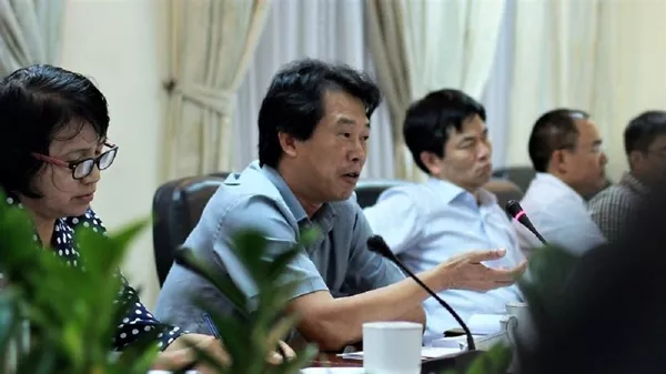 PGS.TS Đinh Văn Nhã trao đổi về việc triển khai đề tài PGS.TS Đinh Văn Nhã trao đổi về việc triển khai đề tài - Sputnik Việt Nam