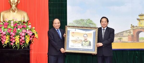 Bộ trưởng Trương Minh Tuấn trao tặng tranh tem cho Thủ tướng Nguyễn Xuân Phúc - Sputnik Việt Nam