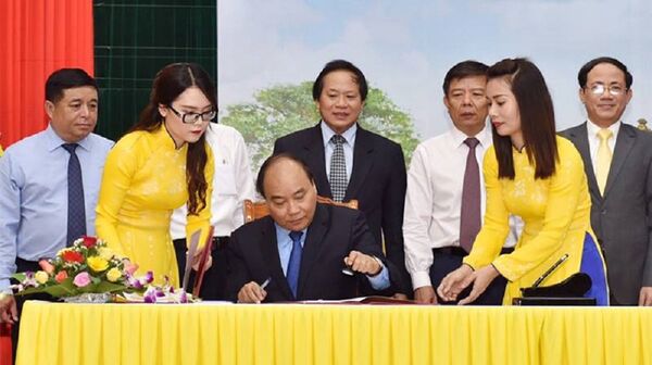 Thủ tướng Nguyễn Xuân Phúc ký và đóng dấu lưu hành bộ tem - Sputnik Việt Nam