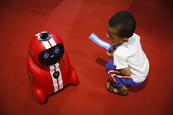 Trung Quốc. Đứa bé theo dõi robot tự học tại Hội nghị Robot toàn thế giới ở Bắc Kinh. Trung Quốc. Đứa bé theo dõi robot tự học tại Hội nghị Robot toàn thế giới ở Bắc Kinh. - Sputnik Việt Nam