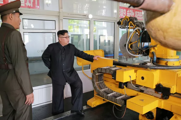 Nhà lãnh đạo Bắc Triều Tiên Kim Jong-un tại Viện Quân sự Nghiên cứu Vật liệu Hoá học ở Bình Nhưỡng Nhà lãnh đạo Bắc Triều Tiên Kim Jong-un tại Viện Quân sự Nghiên cứu Vật liệu Hoá học ở Bình Nhưỡng - Sputnik Việt Nam