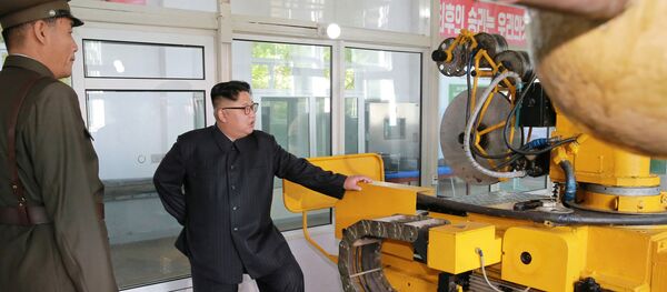 Nhà lãnh đạo Bắc Triều Tiên Kim Jong-un tại Viện Quân sự Nghiên cứu Vật liệu Hoá học ở Bình Nhưỡng - Sputnik Việt Nam